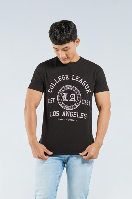 Camiseta negra con diseño college en frente y manga corta