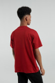 Camiseta cuello redondo roja con diseño college blanco