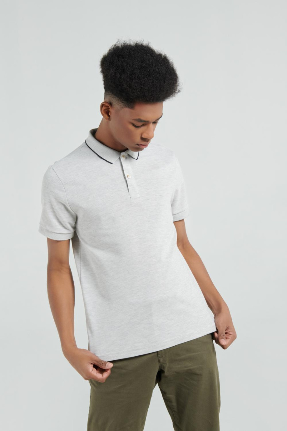 Camiseta gris clara tipo polo con detalles tejidos y manga corta