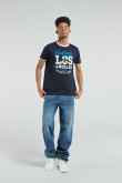 Camiseta manga corta azul con diseño college y contrastes