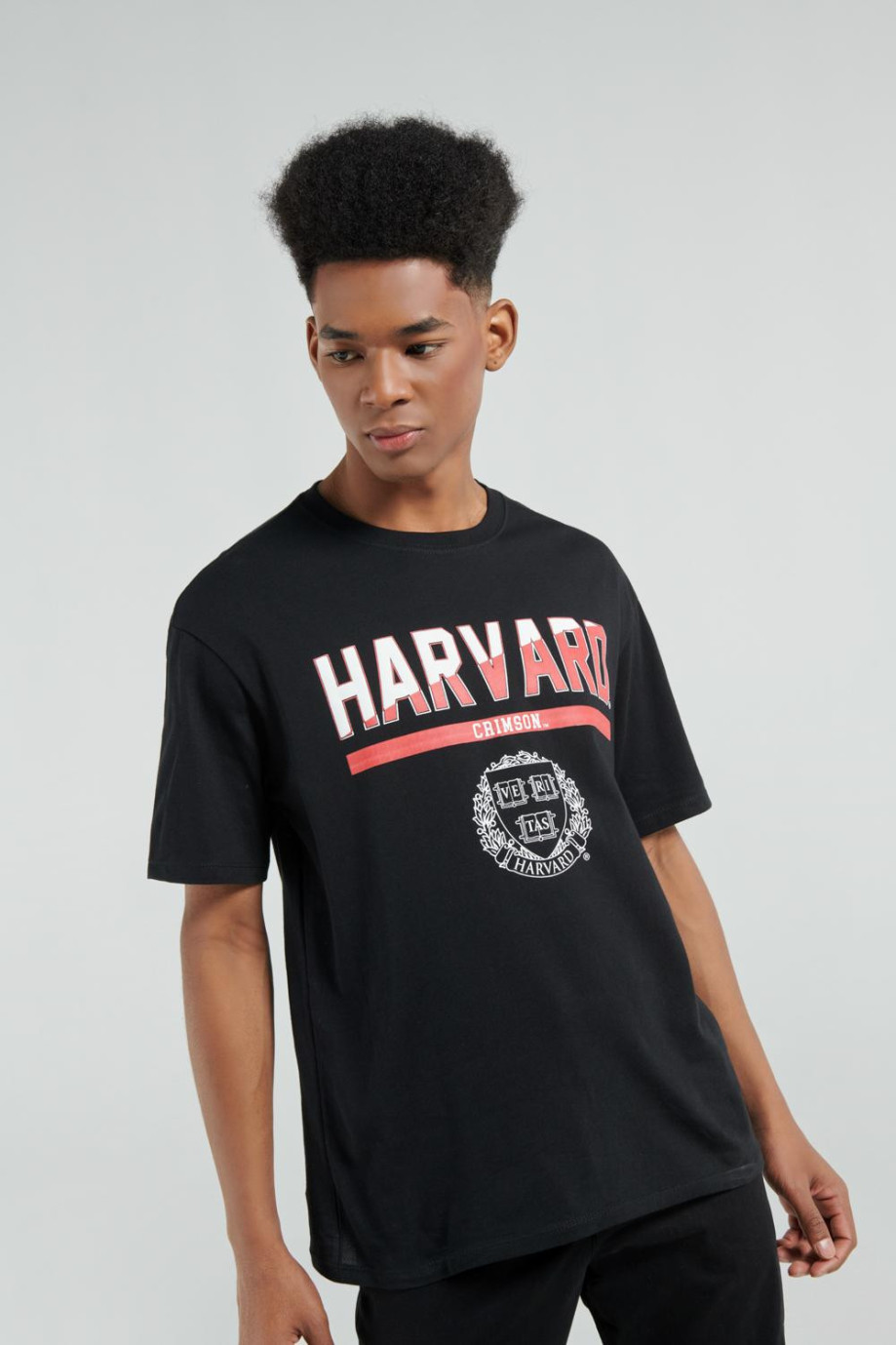 Camiseta negra con manga corta y diseño college de Harvard