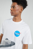 Camiseta blanca con manga corta y diseño de NASA