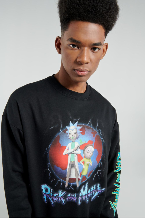 Buzo cuello redondo negro oversize con estampados de Rick and Morty