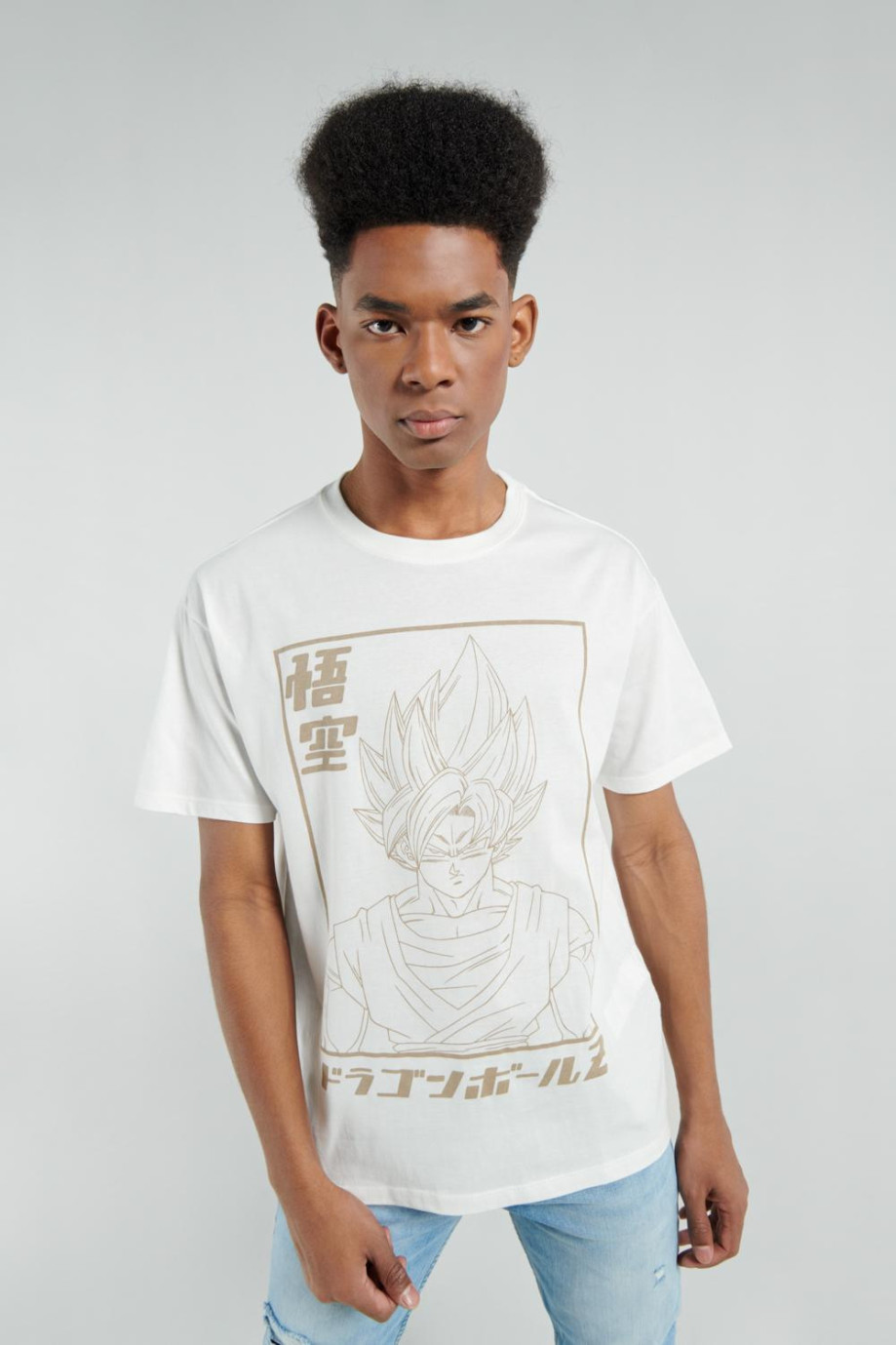 Camiseta crema clara con diseño de Dragon Ball Z y manga corta