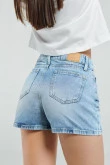 Short en jean azul claro con bolsillos y tiro alto