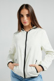 Chaqueta blanca liviana con capota y contrastes negros