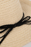 Sombrero crema claro con cinta delgada negra y ala ancha