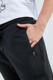 Pantalón unicolor tipo jogger con bolsillos y elástico en pretina