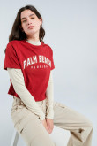 Camiseta roja crop top con diseño college de Palm Beach