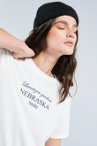 Camiseta manga corta crema clara con diseño college azul de Nebraska