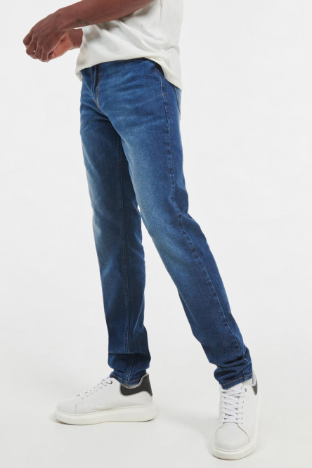 Jean slim azul oscuro con ajuste ceñido, bolsillos y tiro bajo