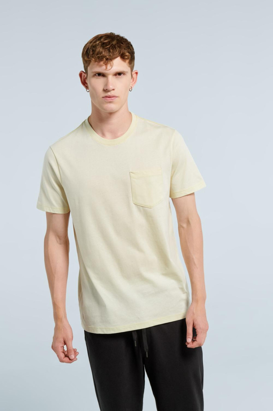 Camiseta manga corta unicolor con cuello redondo y bolsillo en frente