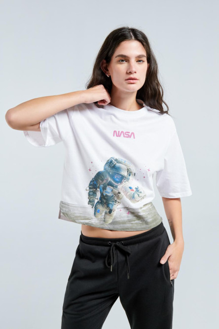 Camiseta blanca crop top oversize con estampado de NASA