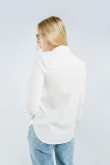 Blusa crema clara con cuello camisero, bolsillo y manga larga