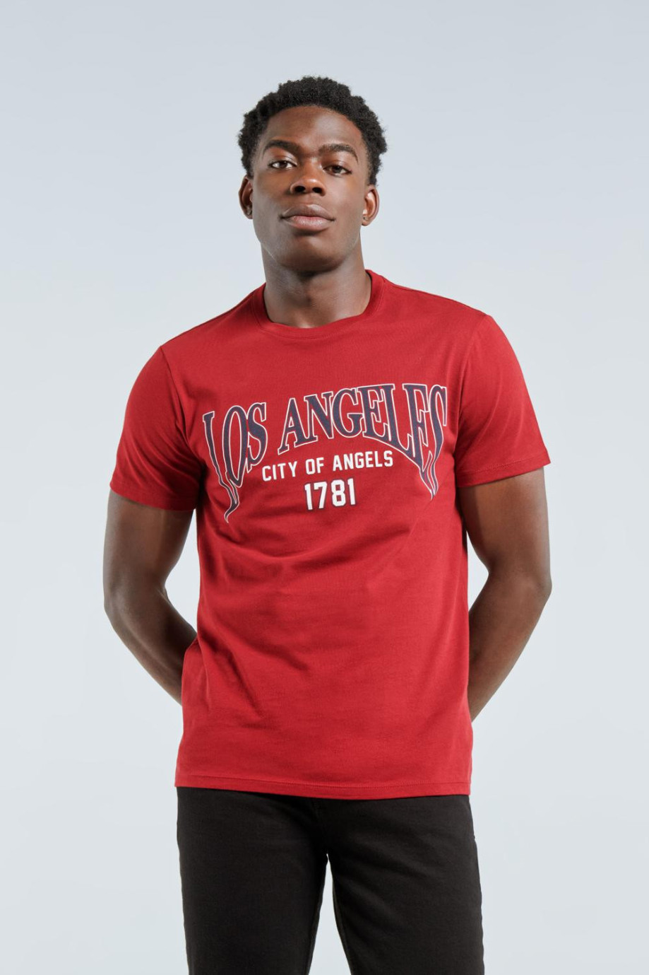 Camiseta manga corta roja intensa con texto college de Los Ángeles
