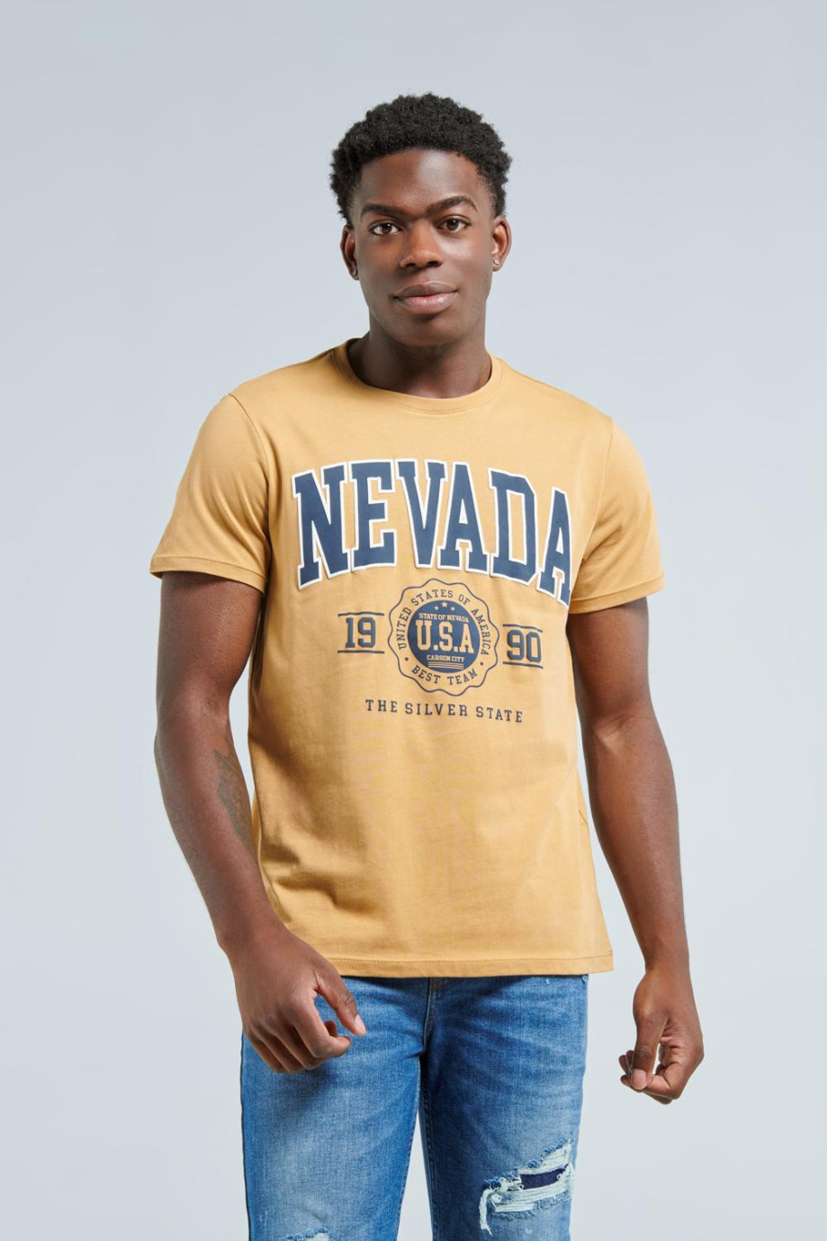 Camiseta manga corta kaki con diseño de texto college azul