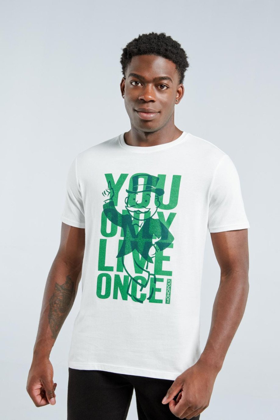 Camiseta crema clara con manga corta y diseño verde de Monopolio