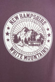 Camiseta morada con diseño college blanco y cuello redondo