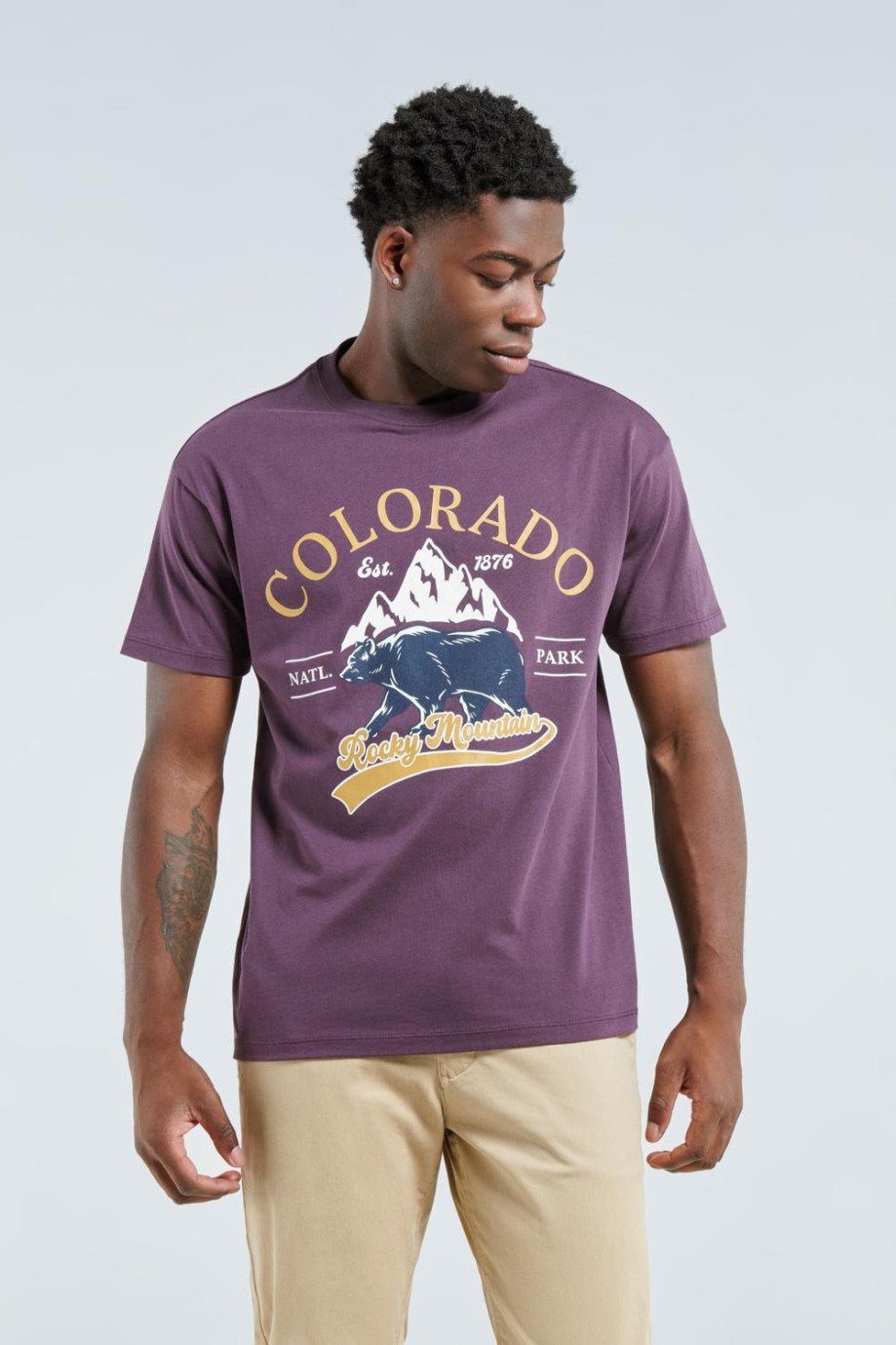 Camiseta morada con diseño college de Colorado y manga corta