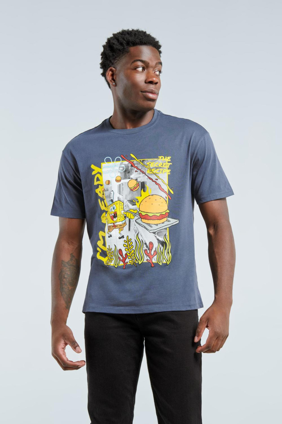 Camiseta azul oscura con estampado de Bob Esponja y cuello redondo
