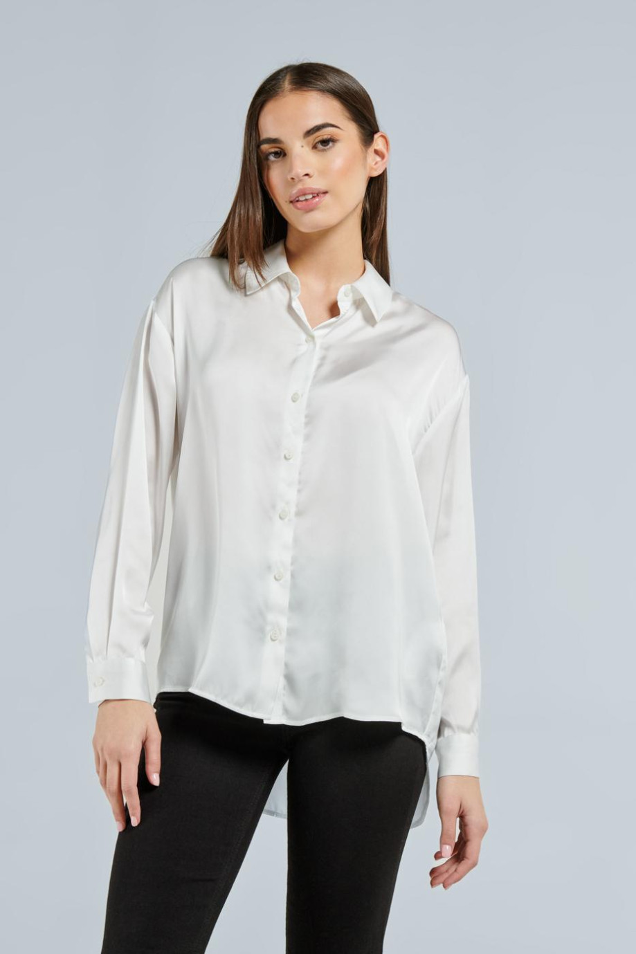 Blusa unicolor con cuello camisero, manga larga y espalda asimétrica