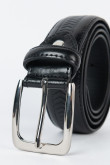 Cinturón sintético negro con textura en medio y hebilla cuadrada plateada