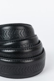 Cinturón sintético negro con textura en medio y hebilla cuadrada plateada