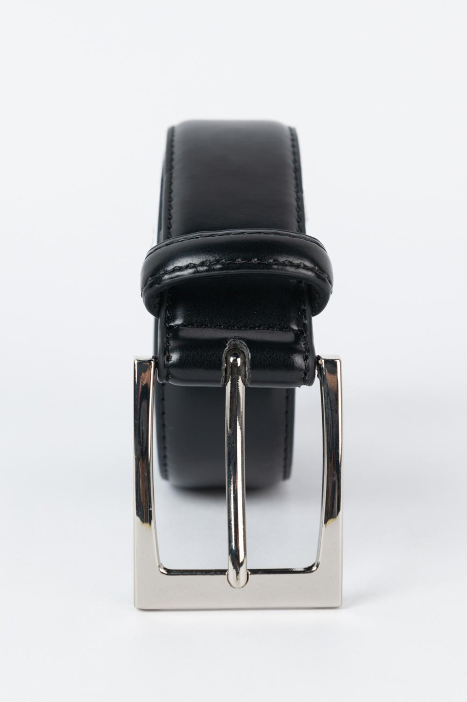 Cinturón negro sintético con hebilla cuadrada y textura lisa