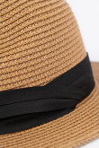 Sombrero kaki oscuro tipo fedora con ala plana y cinta negra