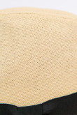 Sombrero kaki claro tipo Panamá con cinta negra decorativa