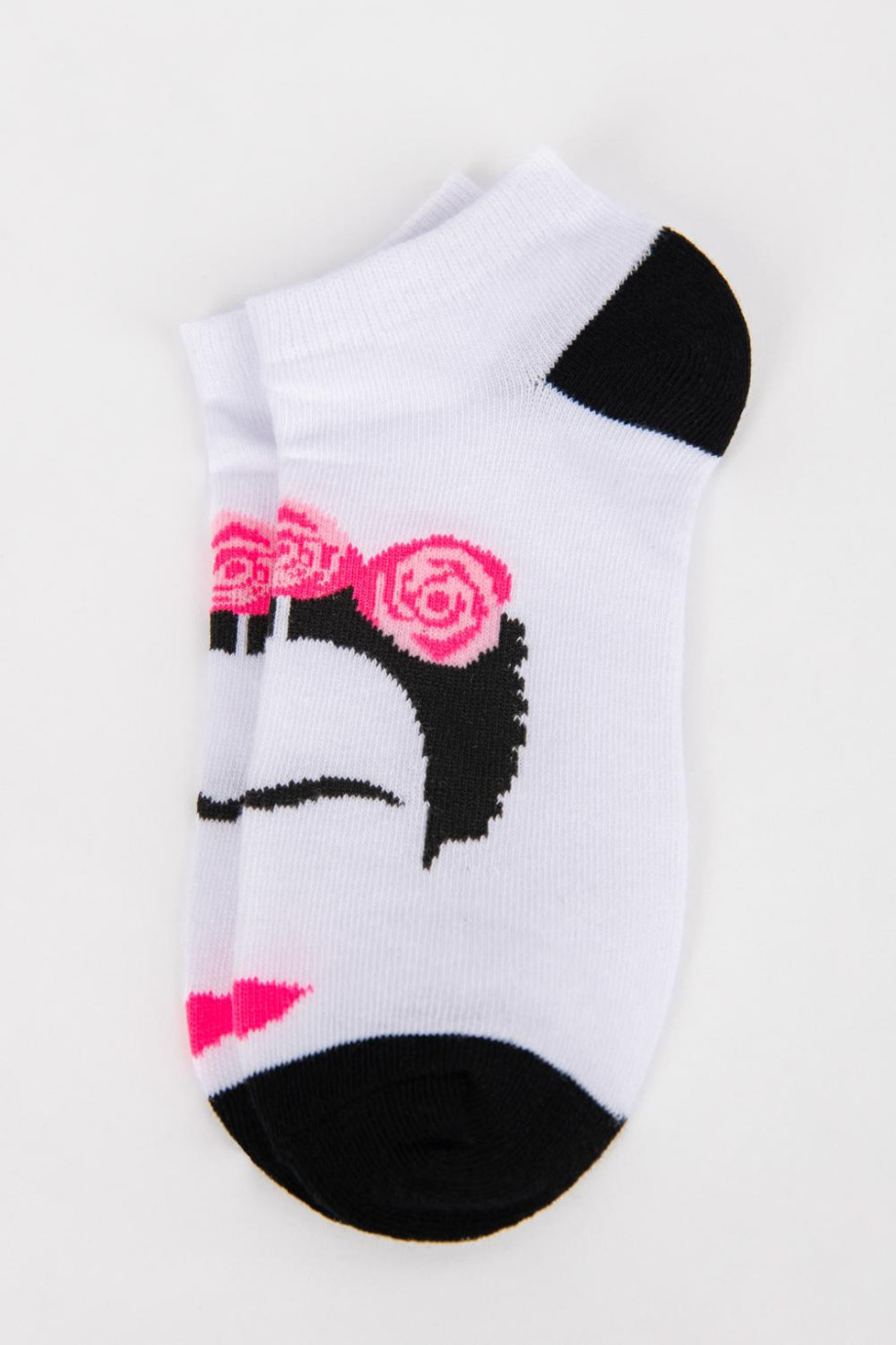 Medias tobilleras blancas con contrastes y diseño de Frida Kahlo