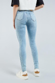 Jean jegging azul claro con tiro alto y desgastes de color