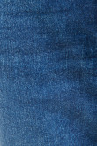 Jean azul skinny con desgastes, ajuste ceñido y tiro bajo