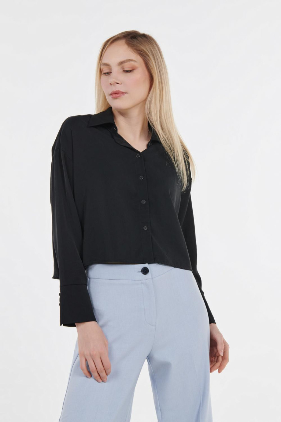 Blusa crop negra con cuello camisero y manga larga