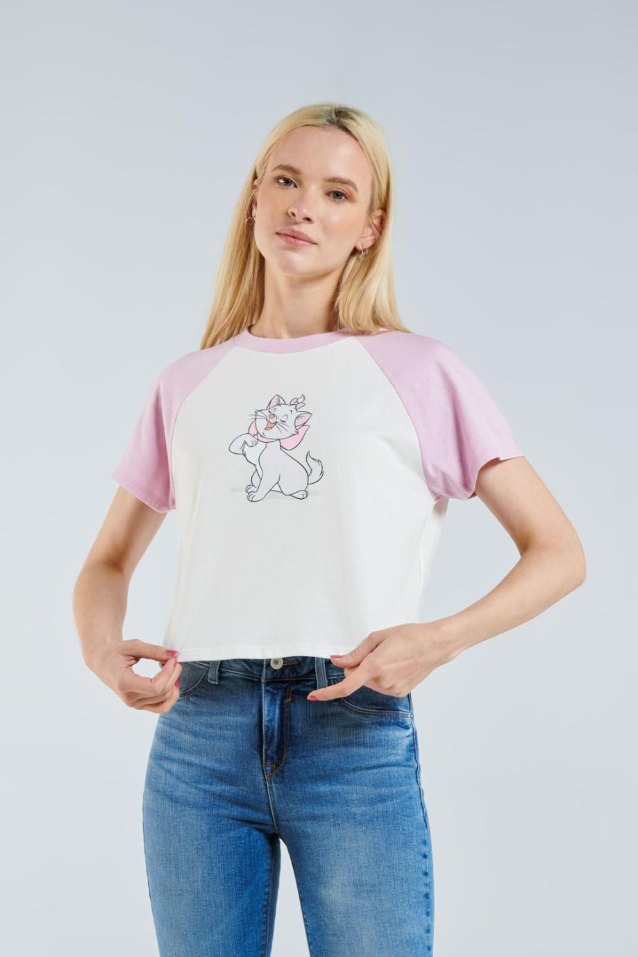 Camiseta crema clara con manga ranglan corta y diseño de Aristogatos