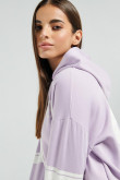 Buzo oversize lila claro con capota, diseño college blanco y bolsillo
