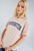 Camiseta rosada clara con cuello redondo y diseño college