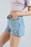 Short azul claro en jean con rotos delanteros y tiro alto