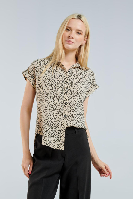 Blusa unicolor estampada con hombro rodado y manga corta