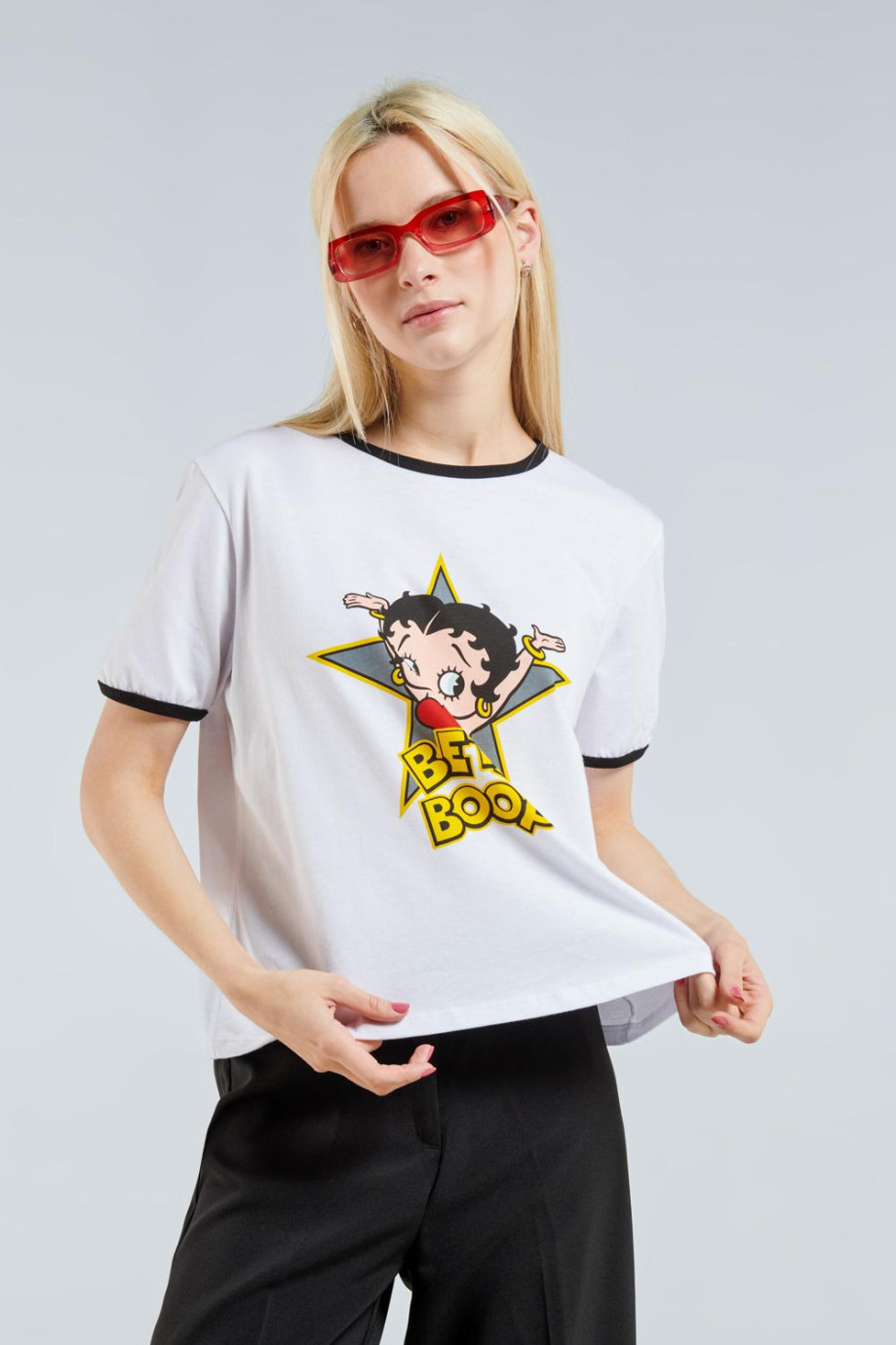 Camiseta manga corta blanca con diseño de Betty Boop y contrastes