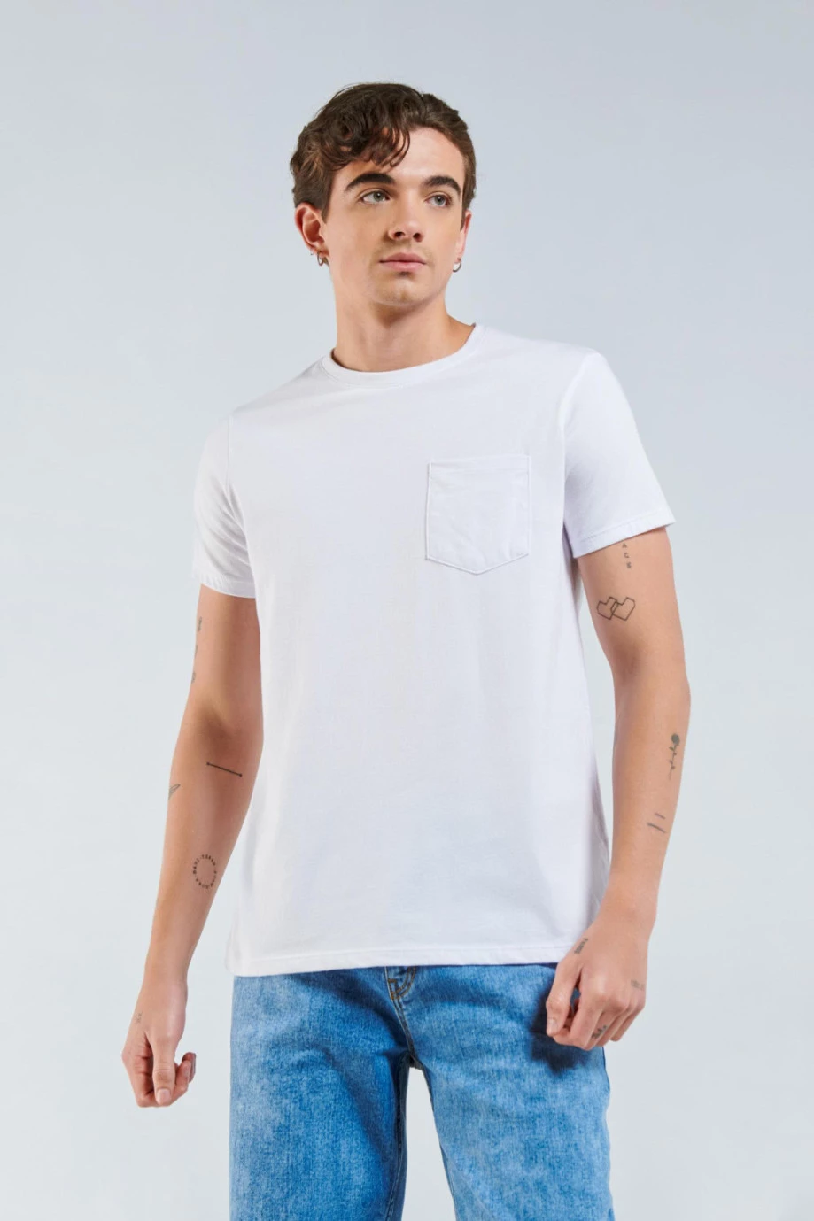 Camiseta unicolor en algodón con manga corta y bolsillo en frente