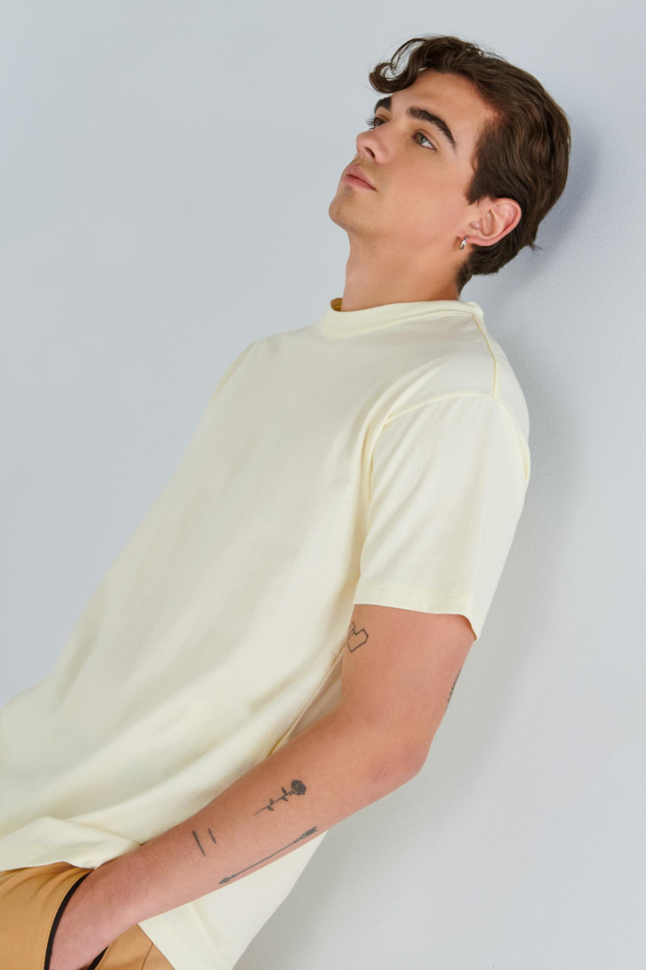 Camiseta unicolor con manga corta y cuello redondo