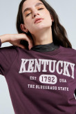 Buzo cuello redondo morado oscuro con diseño college de Kentucky