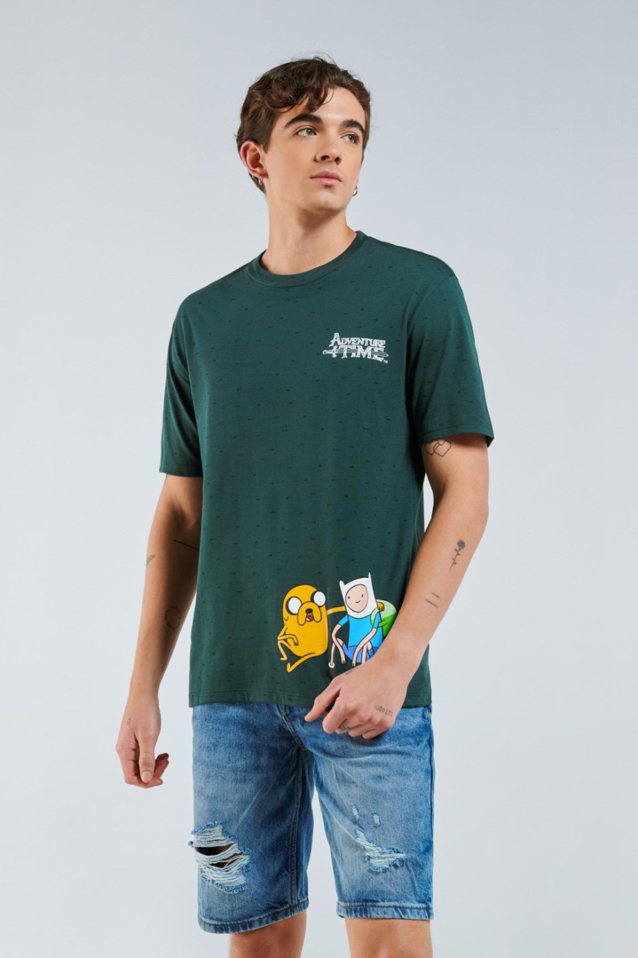 Camiseta verde oscura con manga corta y diseños de Hora de Aventura