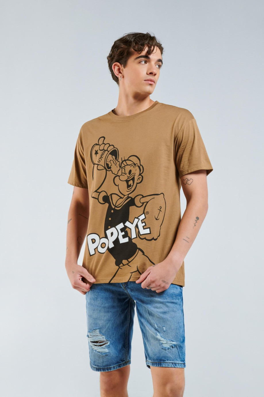 Camiseta cuello redondo café clara con diseño lineal de Popeye