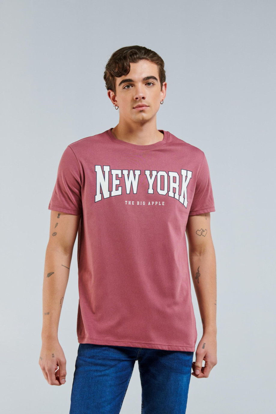Camiseta morada con manga corta y texto college de New York