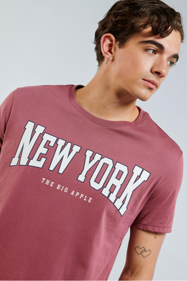 Camiseta manga corta roja oscura con estampado college de New York