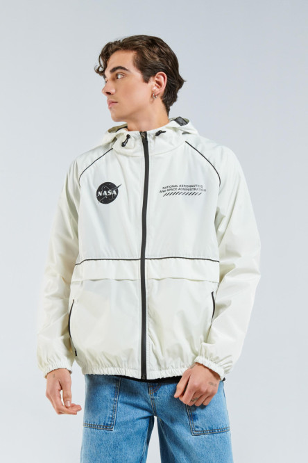 Chaqueta liviana con capota blanca con estampado en el frente de nasa.