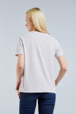 Camiseta lila clara con cuello redondo y texto college en frente