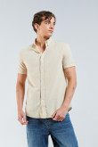 Camisa unicolor con cuello button down y bordado decorativo